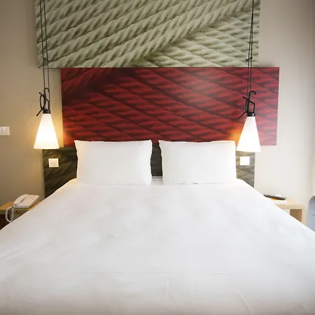 Ibis Centre Grand Palais 3*