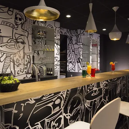 Ibis Centre Grand Palais Hotel 3*