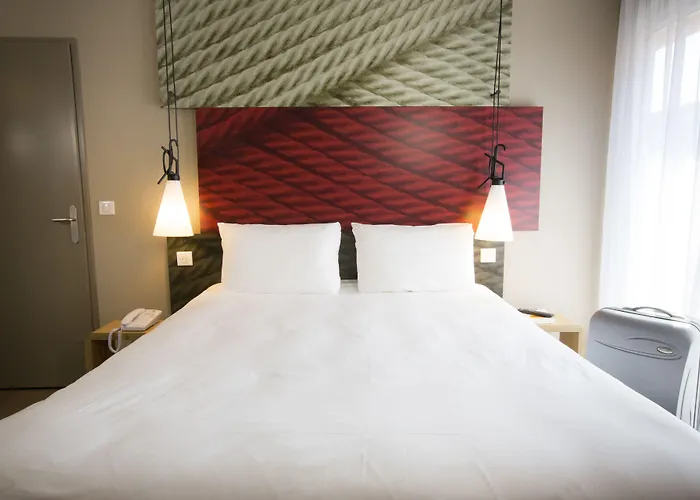 Ibis Centre Grand Palais 3*