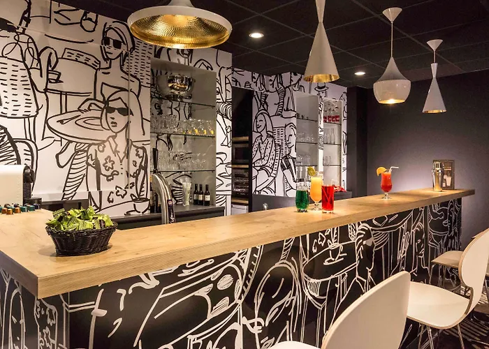 Ibis Centre Grand Palais Hotel 3*