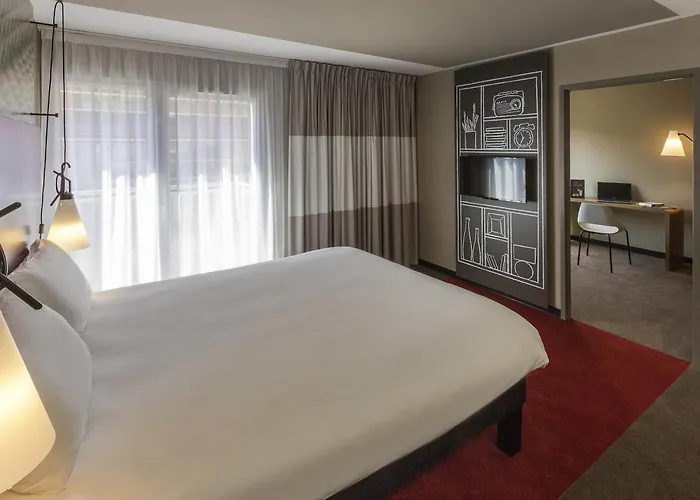 Ibis Centre Grand Palais 3*